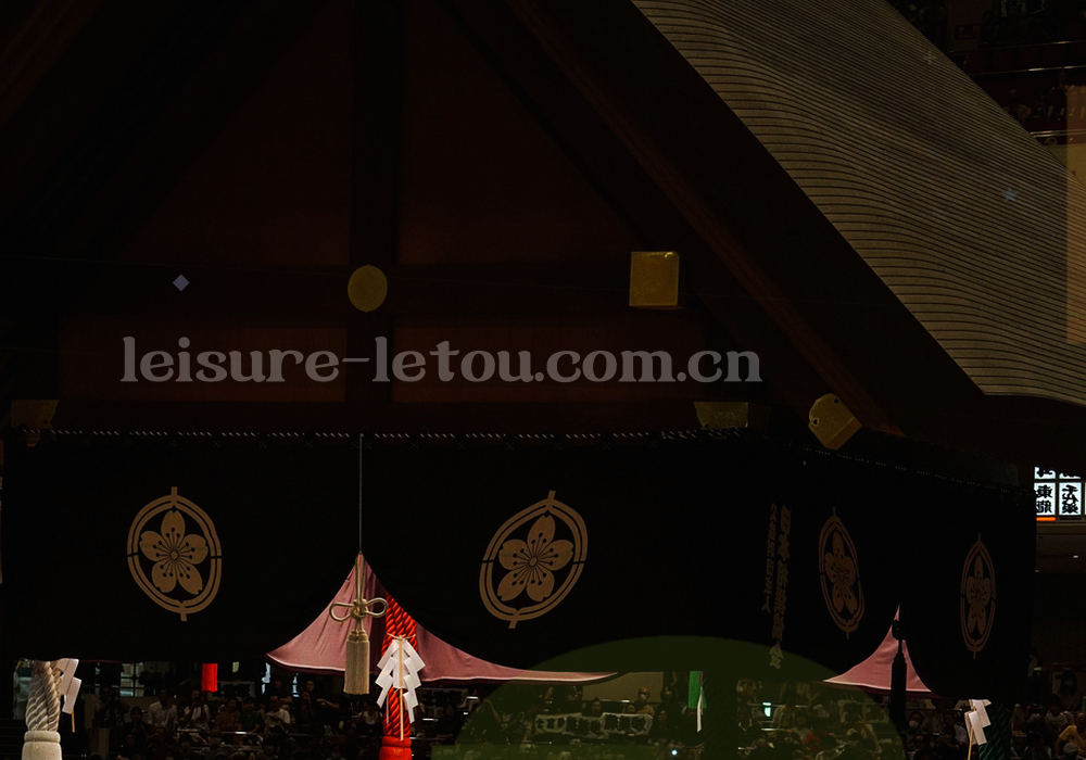 多层抽象面板与界面切片由远及近排列，深墨蓝基调上叠着暖金高光